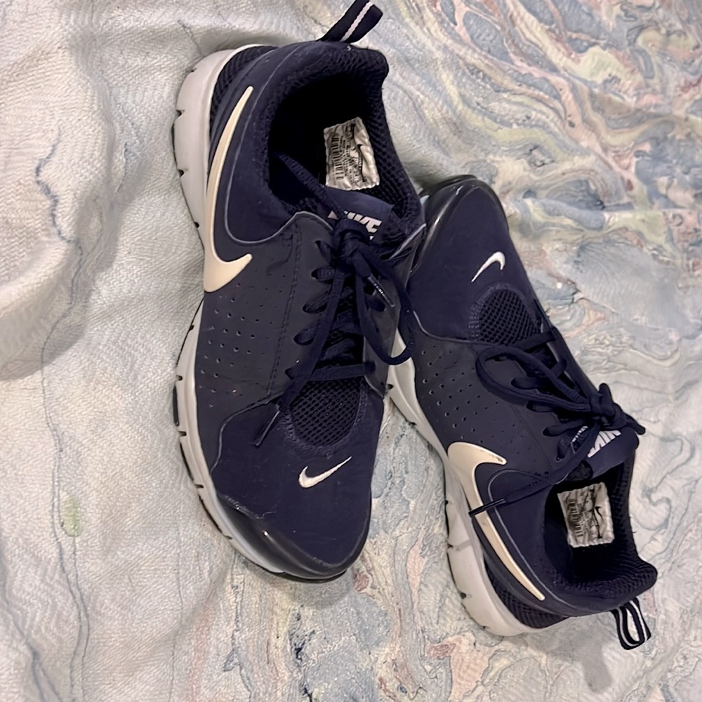 Nike purple size 7.5 with memory foam insoles. VERY Gently worn
